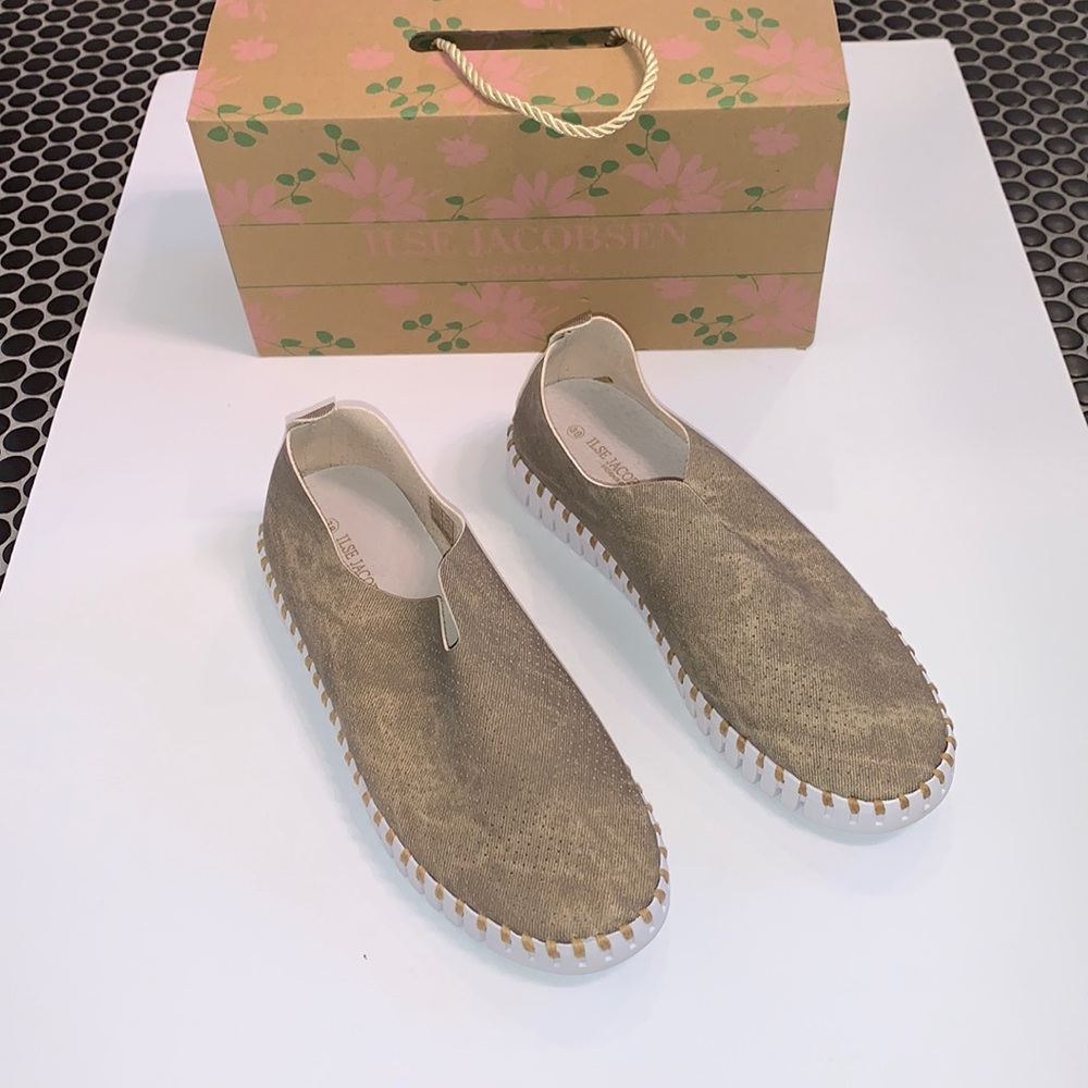 Isle Jacobsen Tulip 139 Denim Slip on Shoes in Dark Camel
